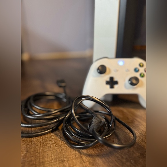 Microsoft Xbox One S All-Digital Edition 1TB Console, White, Controller Included - Picture 4 of 8